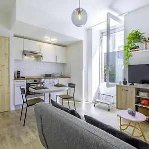 Appartement Superbe F1 Avec Terrasse Et Parking Privé, Évian-les-Bains